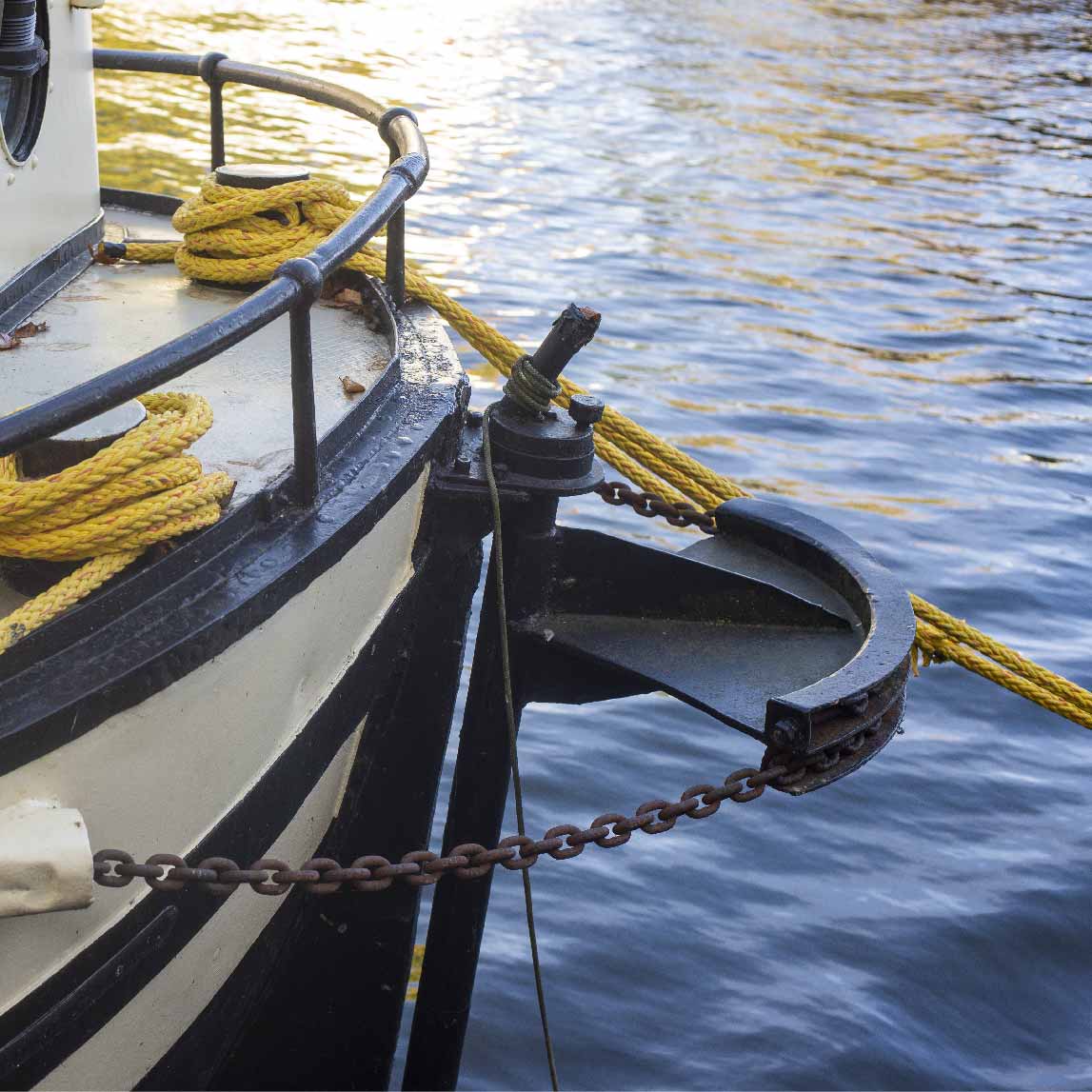 Boot met geel touw